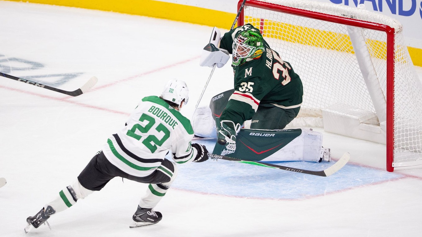 Slovenský brankár Samuel Hlavaj (35) z Minnesoty Wild počas prípravného zápasu.