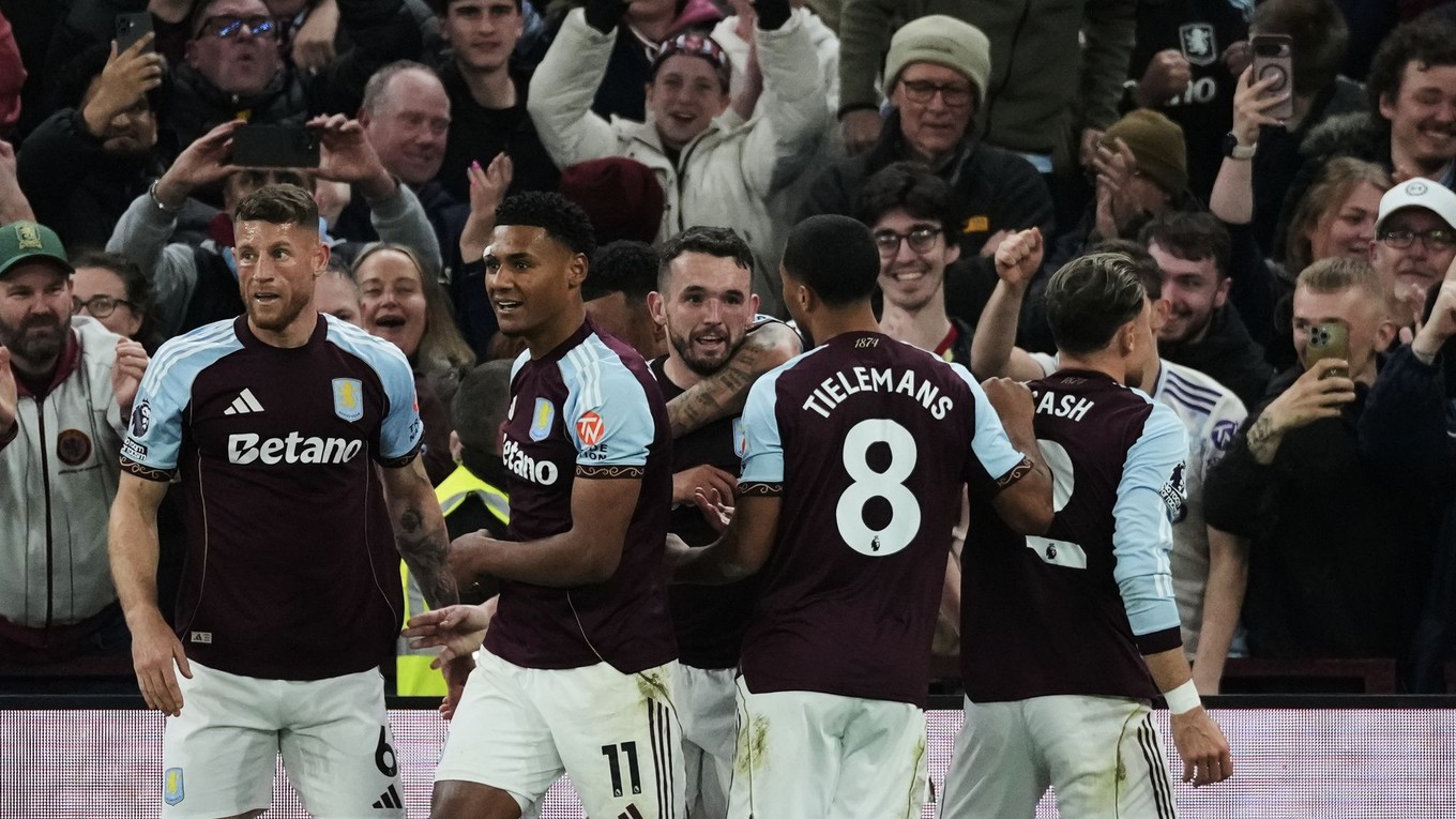 Aston Villa oslavuje gól. 