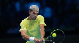 Carlos Alcaraz v zápase proti domácemu Lorenzovi Musettimu.