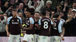 Aston Villa oslavuje gól. 