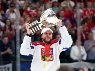 David Pastrňák oslavuje výhru titulu majstra sveta na MS v hokeji 2024.