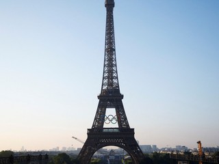 Olympijské kruhy na Eiffelovej veži v Paríži
