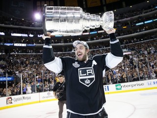 Anže Kopitar v drese LA Kings dvíha nad hlavu Stanleyho pohár.