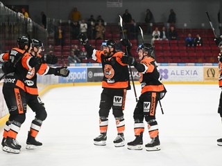 Hráči Michaloviec sa tešia z gólu v zápase hokejovej Tipsport ligy.