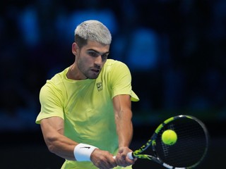 Carlos Alcaraz v zápase proti domácemu Lorenzovi Musettimu.