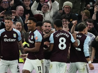 Aston Villa oslavuje gól. 