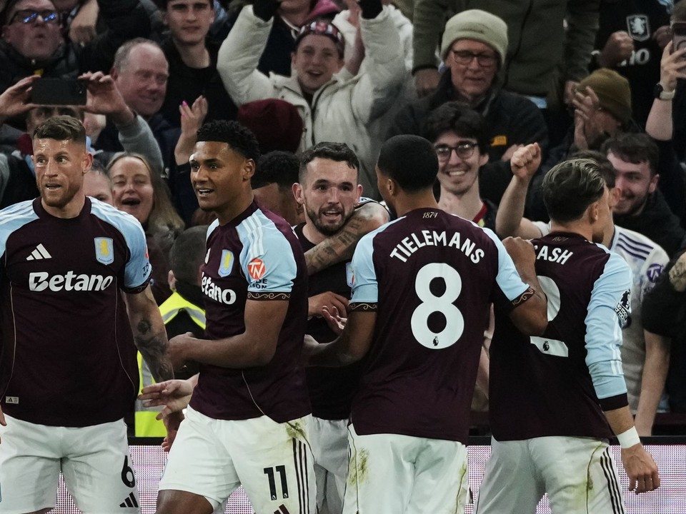 Aston Villa oslavuje gól. 