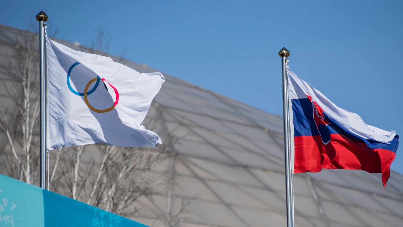 Olympijská a slovenská vlajka - ilustračná fotografia.