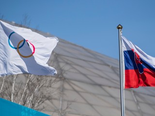 Olympijská a slovenská vlajka - ilustračná fotografia.