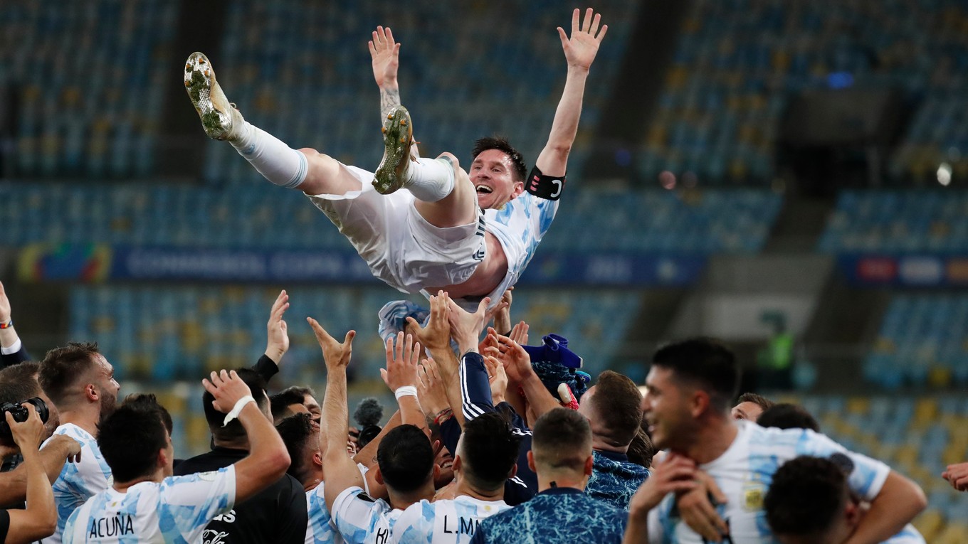 Lionel Messi a argentínska radosť po triumfe na Copa América 2021.