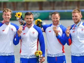 Slovenský štvorkajak v zložení zľava Samuel Baláž, Denis Myšák, Erik Vlček a Adam Botek získal bronz na LOH Tokio 2020 / 2021.