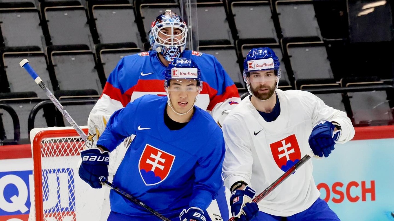 Slovenskí počas tréningu na MS v hokeji, zľava brankár Adam Húska, útočník Sebastián Čederle a obranca Mário Grman