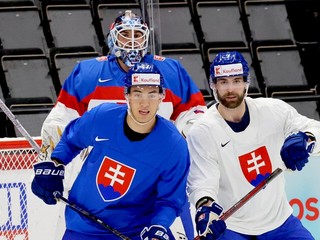 Slovenskí počas tréningu na MS v hokeji, zľava brankár Adam Húska, útočník Sebastián Čederle a obranca Mário Grman
