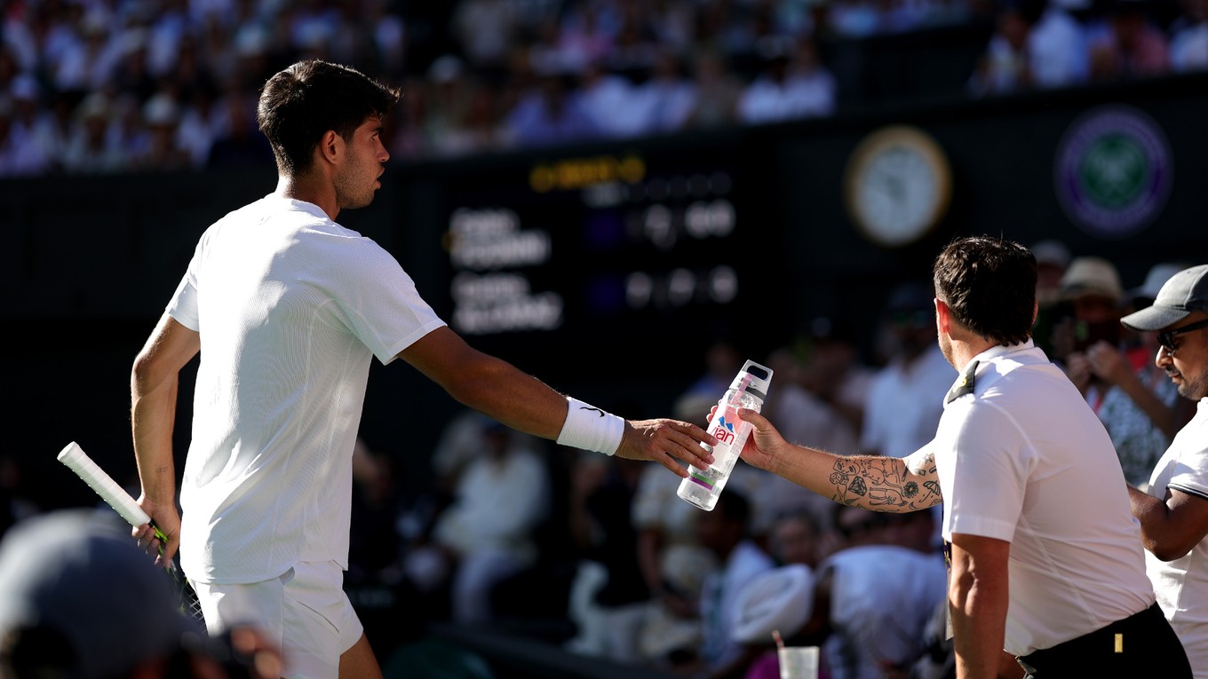 Carlos Alcaraz podáva fľašu s vodou