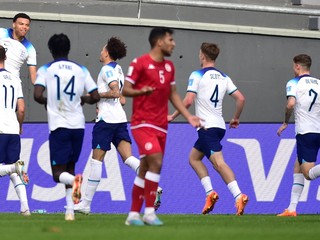 Radosť hráčov Anglicka v zápase s Tuniskom.