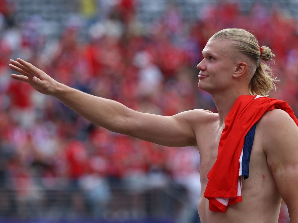 Nór Erling Haaland (9) oslavuje po futbalovom zápase osemfinále majstrovstiev 