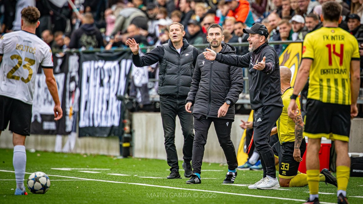 VIDEO: Tréner vybehol na štvrtého rozhodcu. Neznášam arogantných ľudí, krútil hlavou Reiter