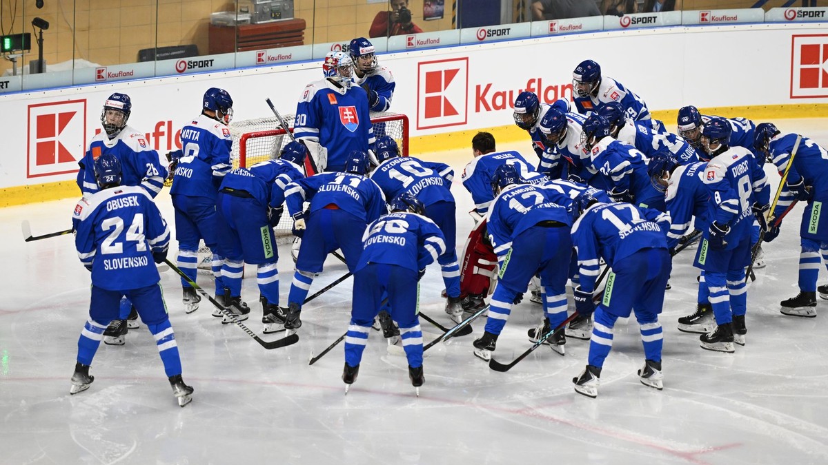 Hráči Slovenska počas prípravného zápasu hráčov do 18 rokov pred Hlinka Gretzky Cupom Slovensko - Kanada.