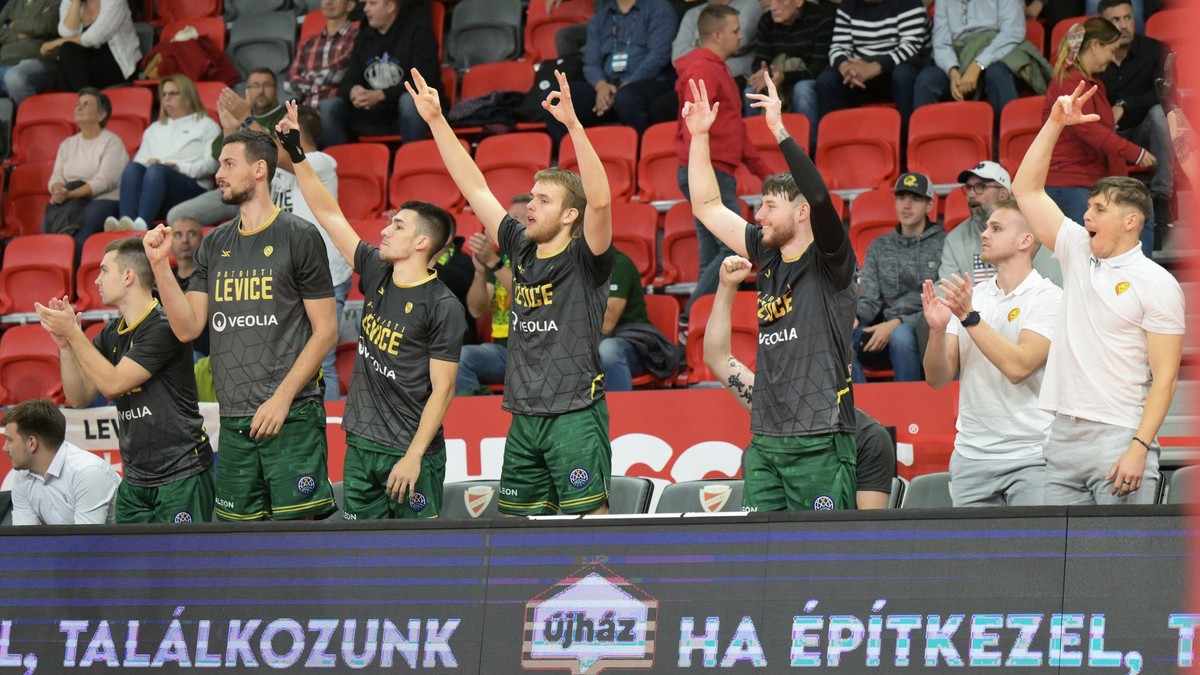 Na snímke hráči Levíc povzbudzujú zo striedačky počas zápasu 1. kola F-skupiny basketbalovej Ligy majstrov mužov Szolnoki Olajbányász - Patrioti Levice.