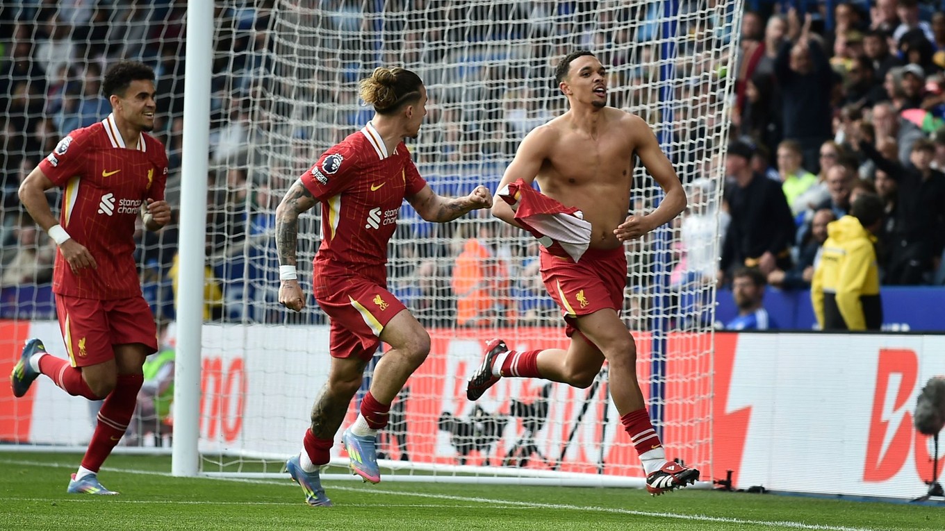 Trent Alexander-Arnold oslavuje gól do siete Leicestru.