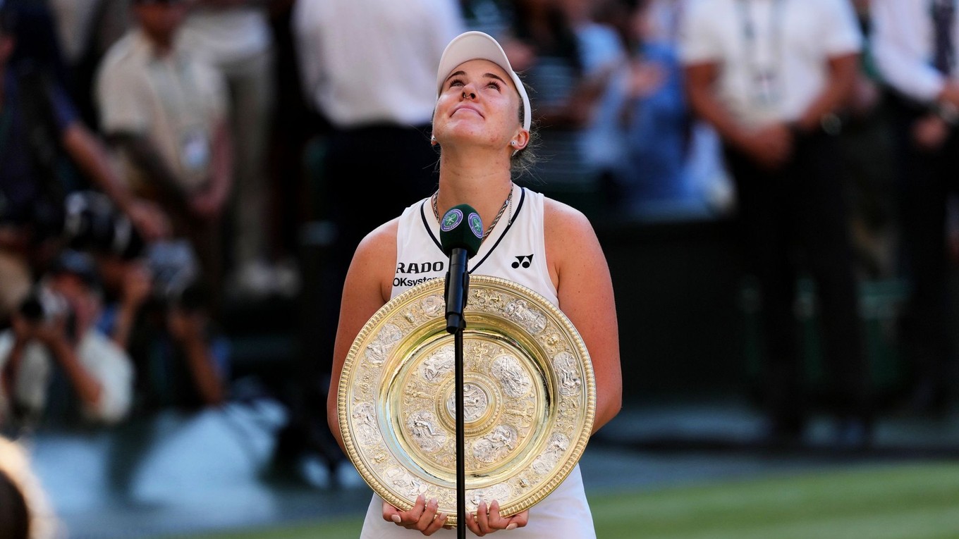 Linda Nosková pózuje s víťaznou trofejou po zisku titulu vo Wimbledone 2026