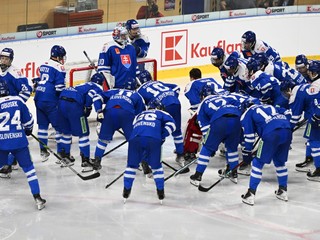 Hráči Slovenska počas prípravného zápasu hráčov do 18 rokov pred Hlinka Gretzky Cupom Slovensko - Kanada.
