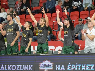 Na snímke hráči Levíc povzbudzujú zo striedačky počas zápasu 1. kola F-skupiny basketbalovej Ligy majstrov mužov Szolnoki Olajbányász - Patrioti Levice.