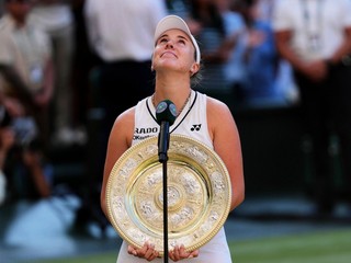 Linda Nosková pózuje s víťaznou trofejou po zisku titulu vo Wimbledone 2026