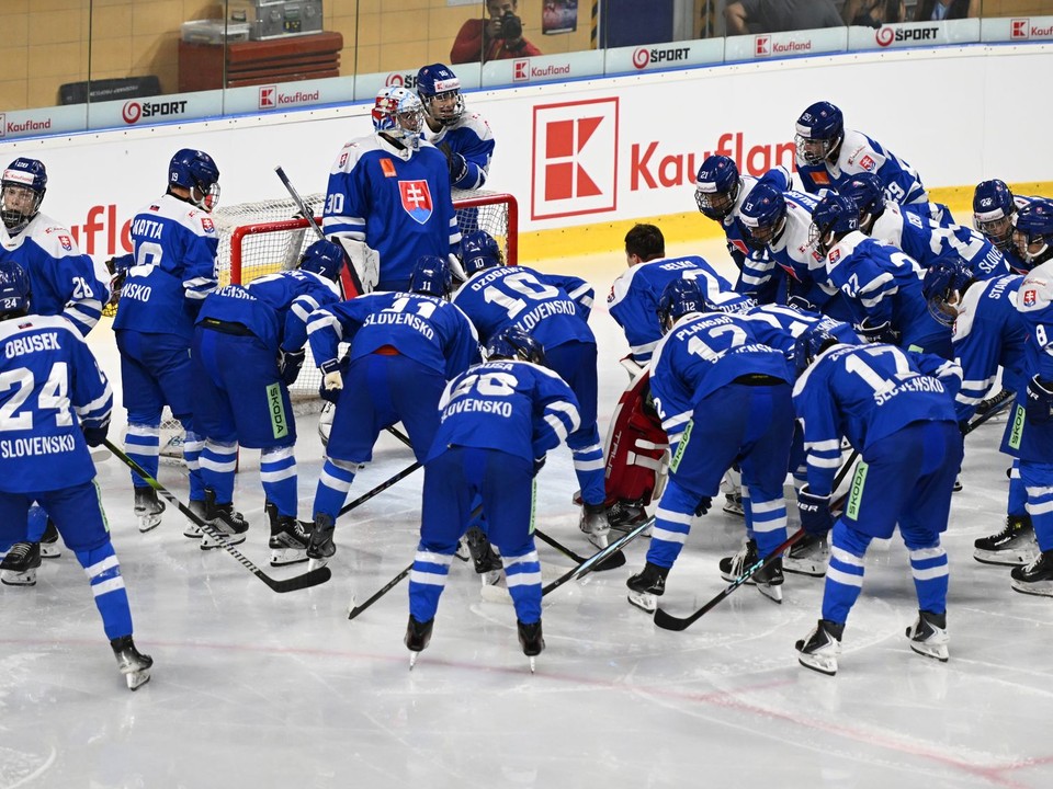 Hráči Slovenska počas prípravného zápasu hráčov do 18 rokov pred Hlinka Gretzky Cupom Slovensko - Kanada.