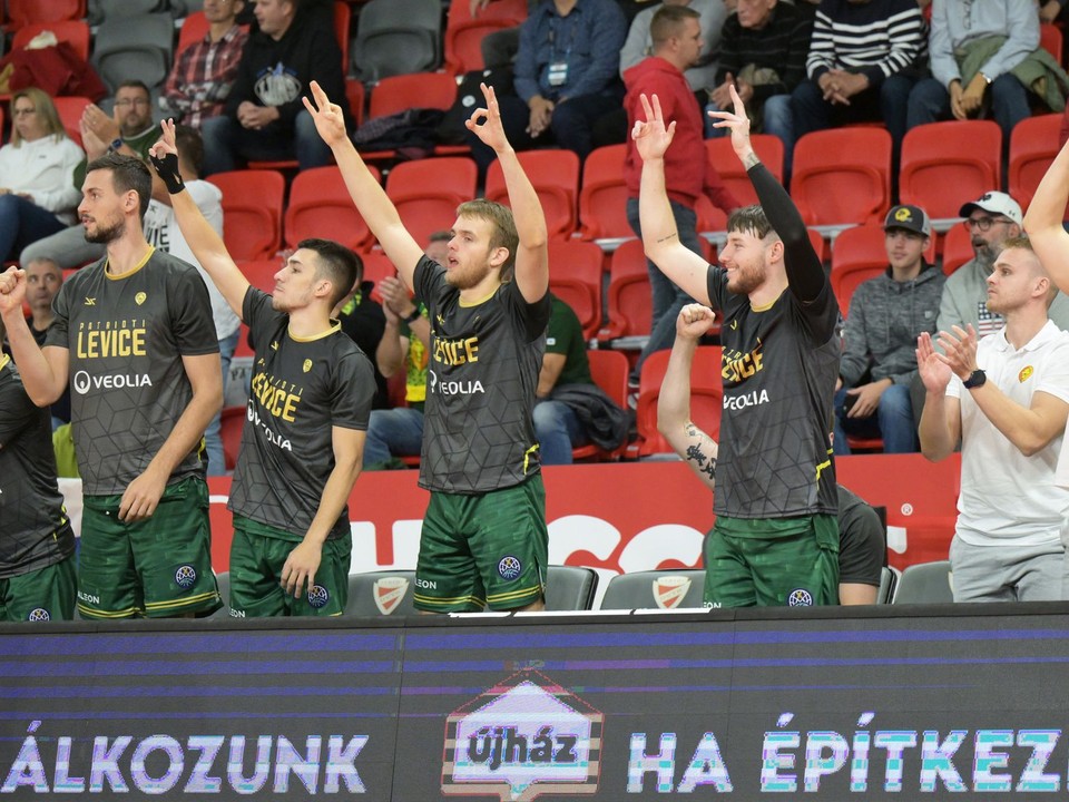 Na snímke hráči Levíc povzbudzujú zo striedačky počas zápasu 1. kola F-skupiny basketbalovej Ligy majstrov mužov Szolnoki Olajbányász - Patrioti Levice.
