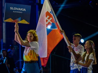 Tereza Beňová (vpravo) ako vlajkonosička.