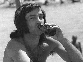 George Best sa nikdy nezbavil závislosti na alkohole.