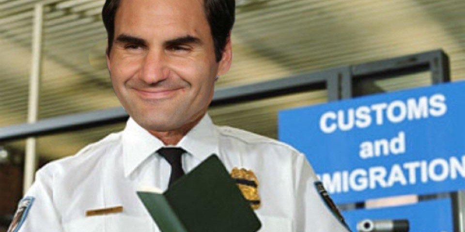 Federer ako letisková kontrola, či nový film. Internet reaguje na Djokoviča