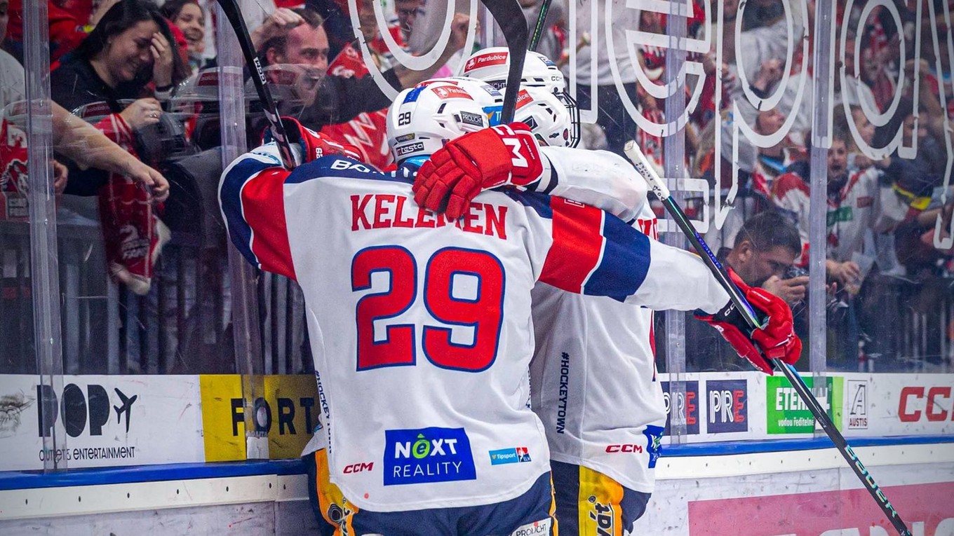 Miloš Kelemen sa teší z gólu so spoluhráčmi