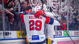 Miloš Kelemen sa teší z gólu so spoluhráčmi