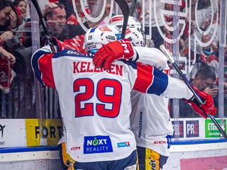 Miloš Kelemen sa teší z gólu so spoluhráčmi