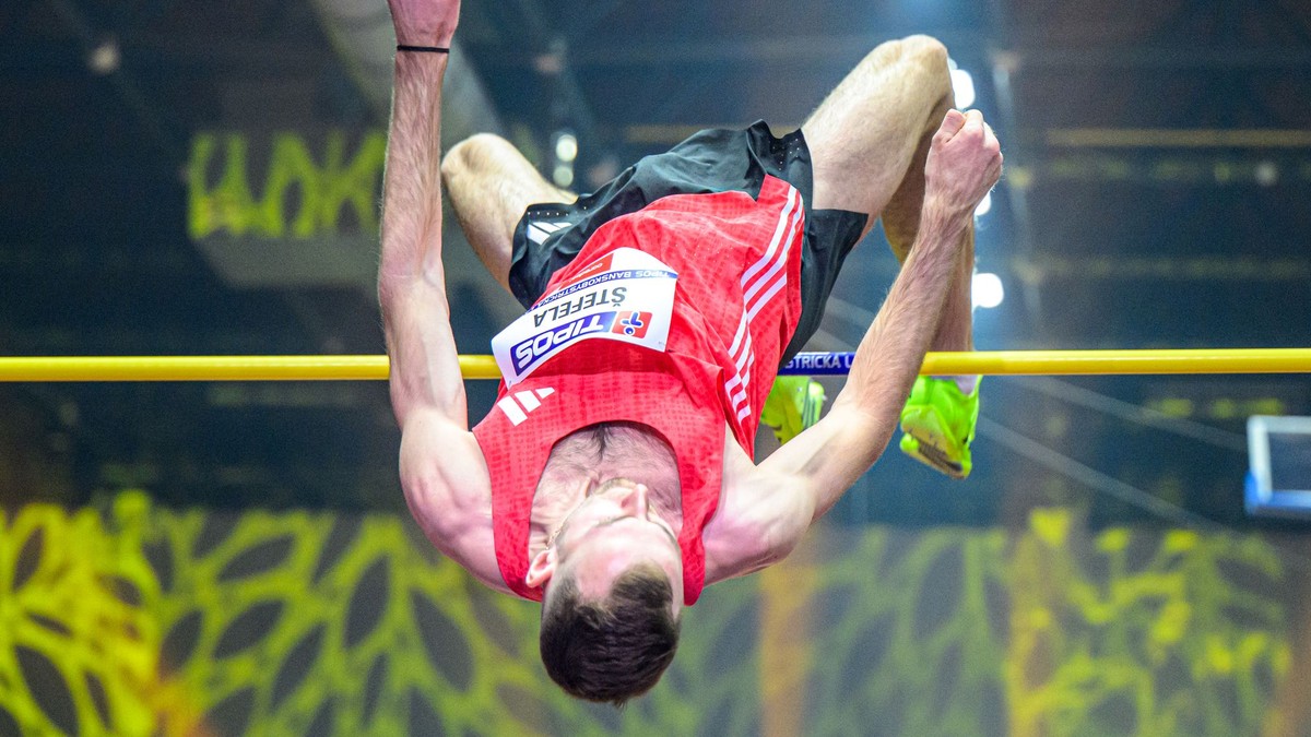 Jan Štefela (Česko) skáče počas súťaže mužov na 32. ročníku atletického podujatia Banskobystrická latka