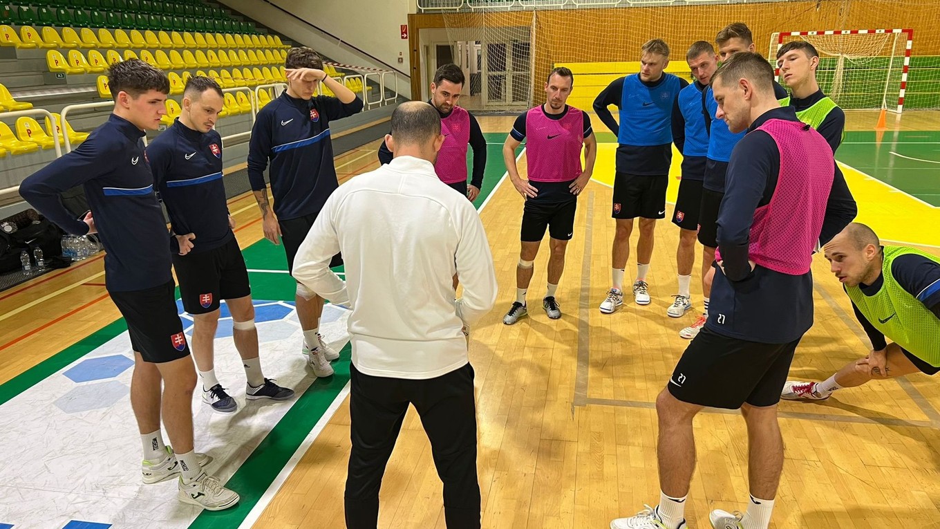 Slovenskí futsalisti počas tréningu.