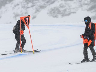 Piatkový tréning na zjazd mužov v strediskách Zermatt a Cervinia zrušili.
