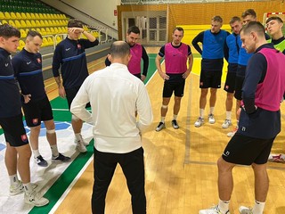 Slovenskí futsalisti počas tréningu.