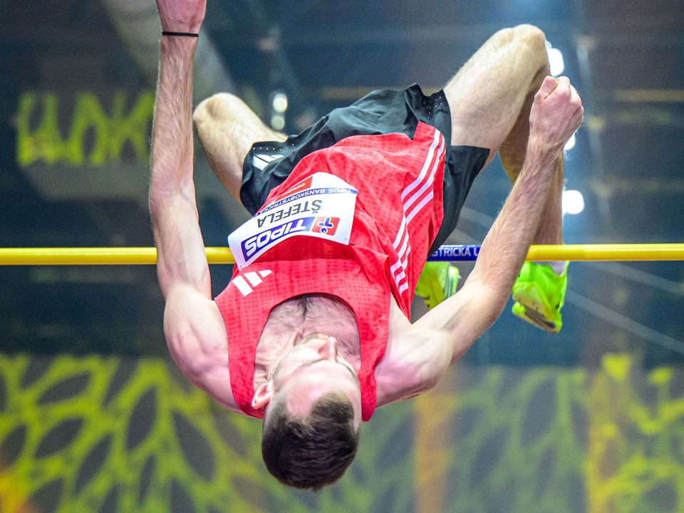 Jan Štefela (Česko) skáče počas súťaže mužov na 32. ročníku atletického podujatia Banskobystrická latka