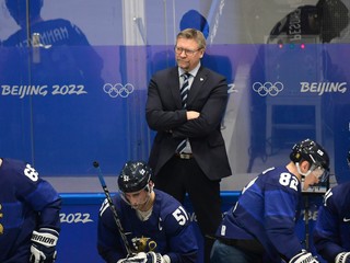 Na snímke fínska striedačka, uprostred tréner Fínska Jukka Jalonen.