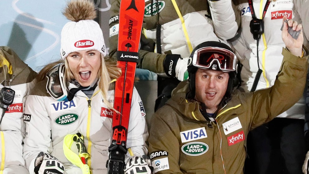 Mikaela Shiffrinová po boku trénera Mikea Daya. 