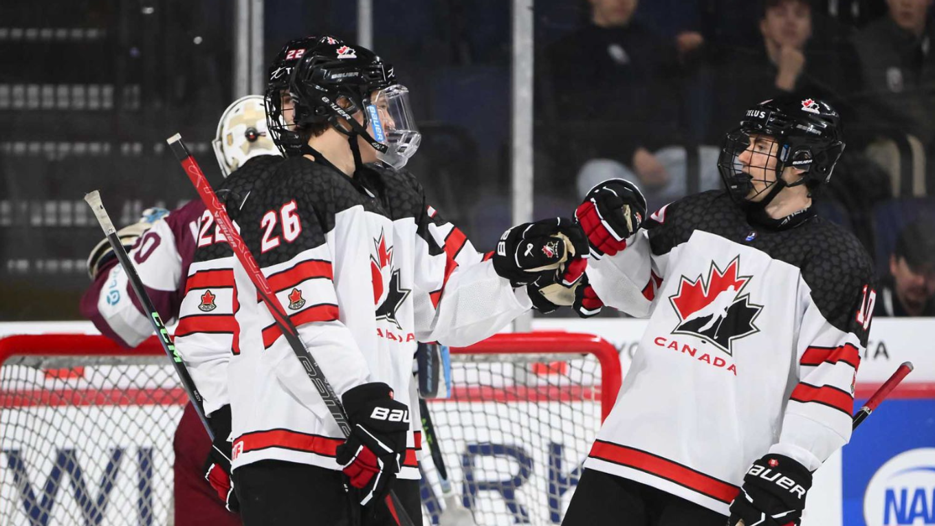 Hokejisti Kanady oslavujú gól proti Lotyšsku na MS U18 2025.