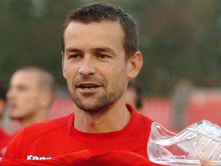 Róbert Semeník s krištáľovou kopačkou za 100 gólov v slovenskej futbalovej lige.