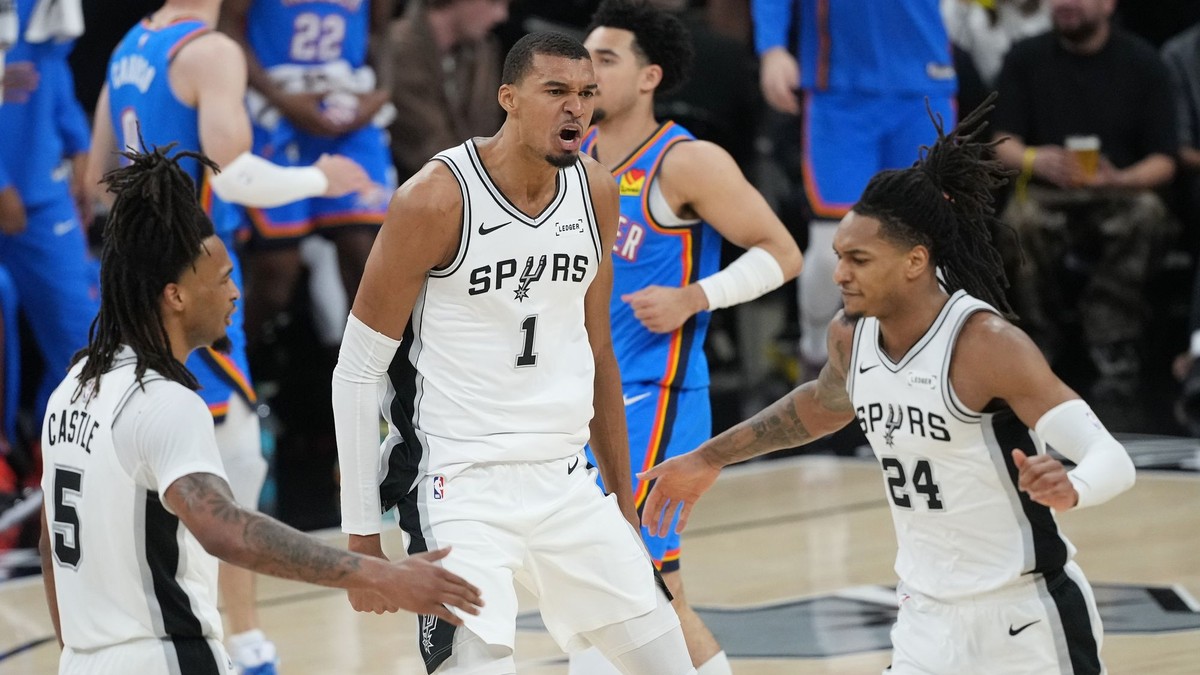 Rozohrávač tímu San Antonio Spurs Stephon Castle (5), krídelník Victor Wembanyama (1) a rozohrávač Devin Vassell (24) reagujú po koši.