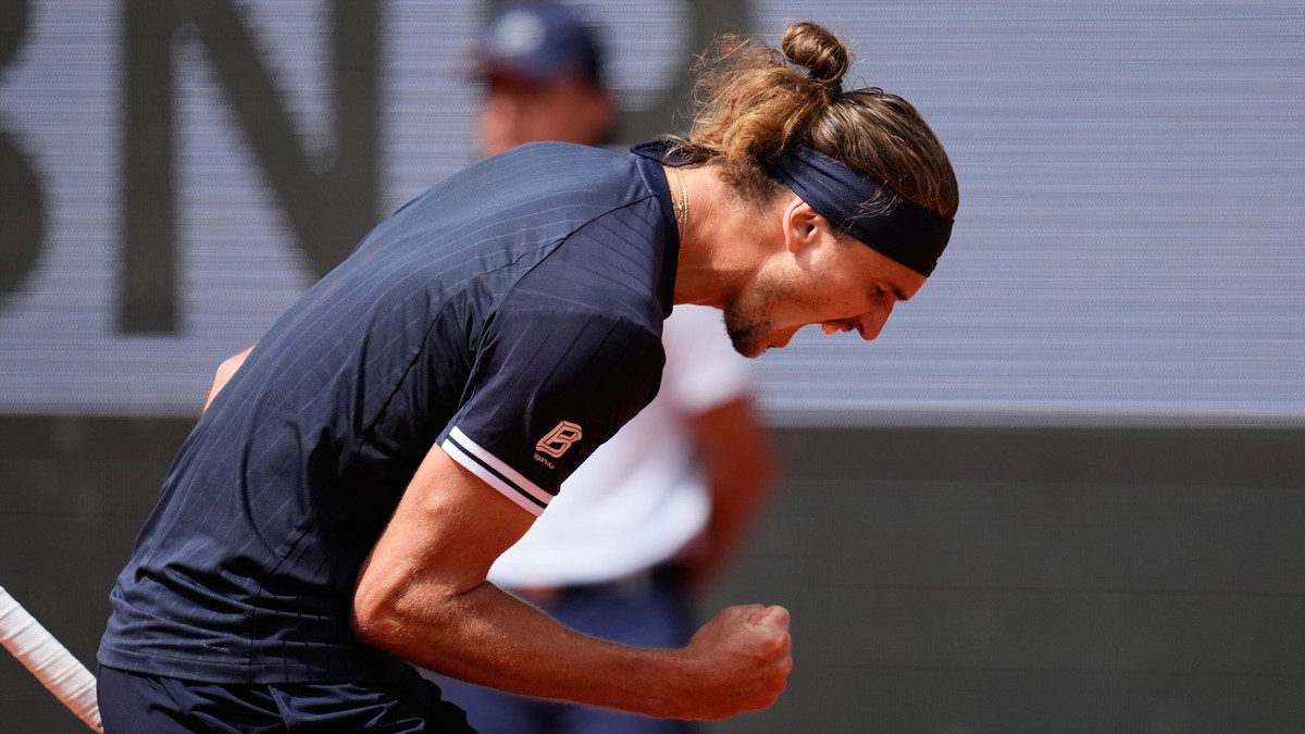 Na snímke nemecký tenista Alexander Zverev reaguje počas semifinálového duelu mužskej dvojhry proti Jakubovi Menšíkovi z Česka.