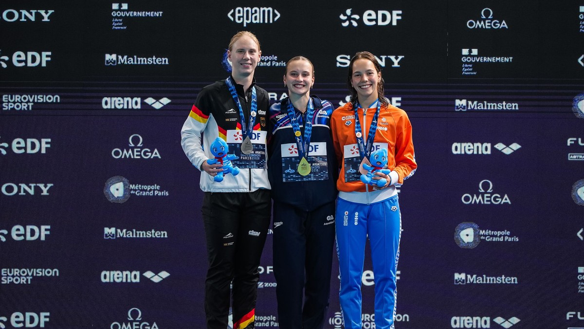 Na snímke britská reprezentantka Maisie Anita Bondová (uprostred) pózuje so zlatou medailou, ktorú získala v skokoch do vody z 10 m veže na majstrovstvách Európy.
