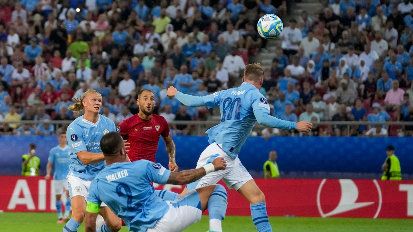 Cole Palmer (vpravo) strieľa gól v zápase Manchester City - FC Sevilla v súboji o Superpohár UEFA.