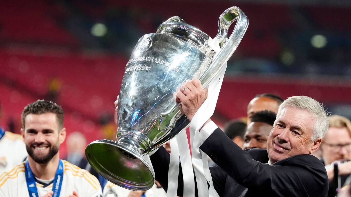 Tréner Realu Madrid Carlo Ancelotti s trofejou pre víťaza Ligy majstrov.